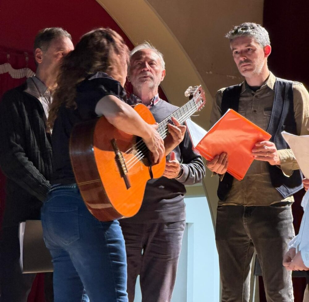 tres cantantes y una guitarrista