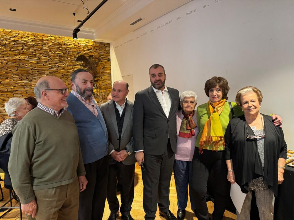 El concejal Carlos Segura acompañado de socios de los centros de mayores de Centro