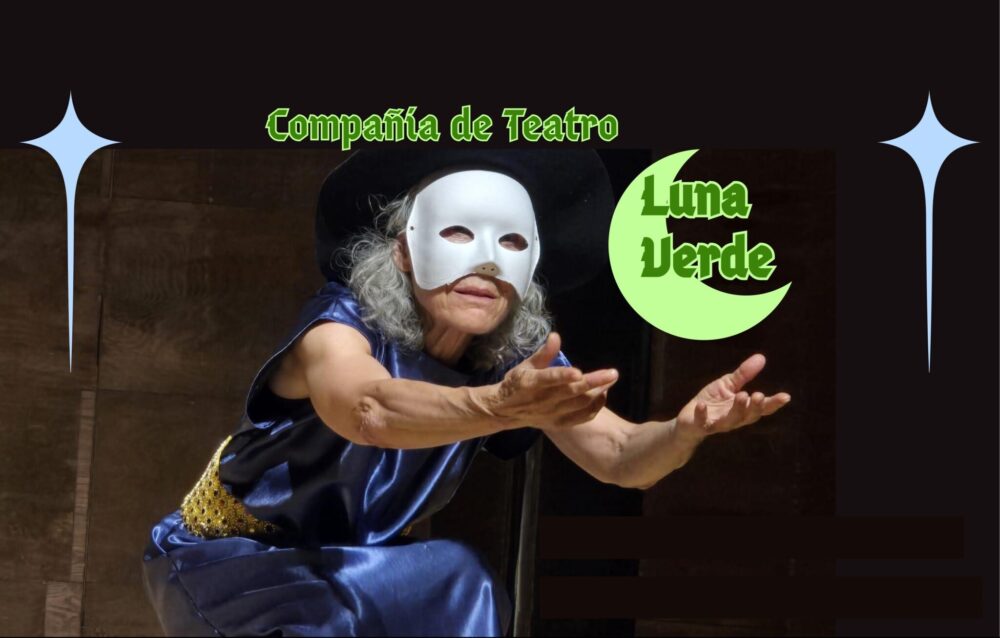 Hombre con máscara blanca con gesto de coger una luna menguante