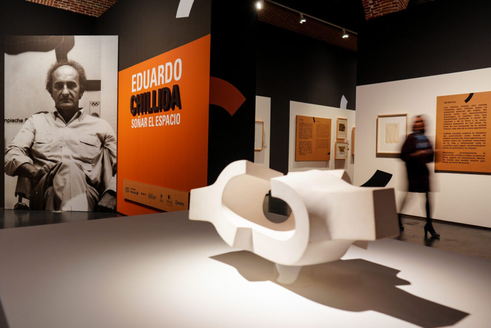 Interior de la exposición de Eduardo Chillida en Conde Duque