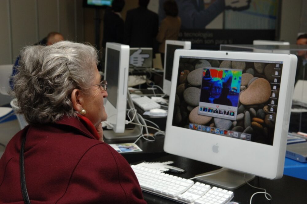 Mujer mayor mirando pantalla de ordenador