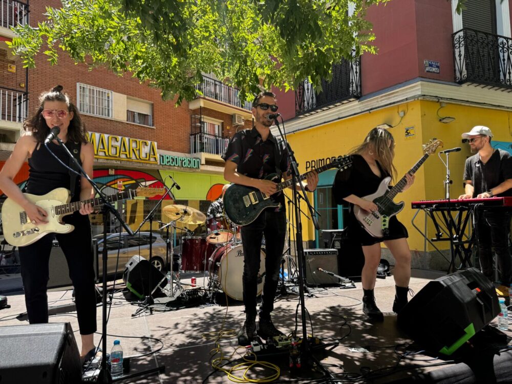 Grupo musical emergente tocando en Lavapiés