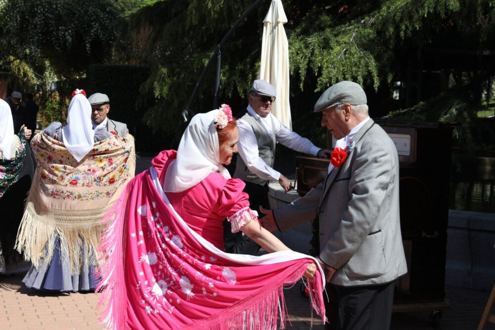 Chulapa con mantón rosa y chulapo bailando
