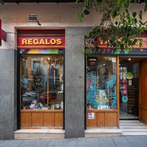Fachada local con el premio del publico calle Valencia 26