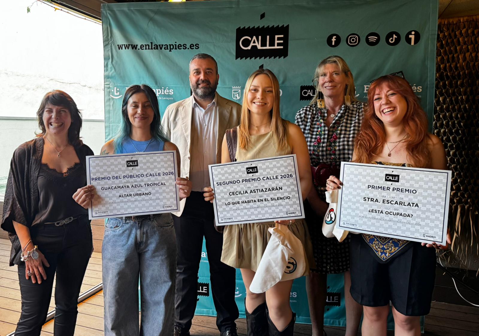 El concejal de Centro, Carlos Segura y las tres artistas premiadas 