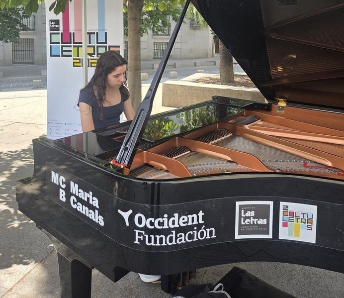 Una pianista ofrece un concierto al aire libre durante una de las actividades programadas en el festival Cultuletras 2026, celebrado en el Barrio de las Letras (Archivo)