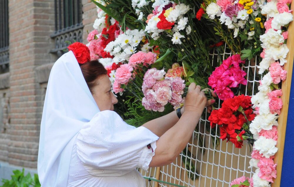 chulapa en la ofrenda floral