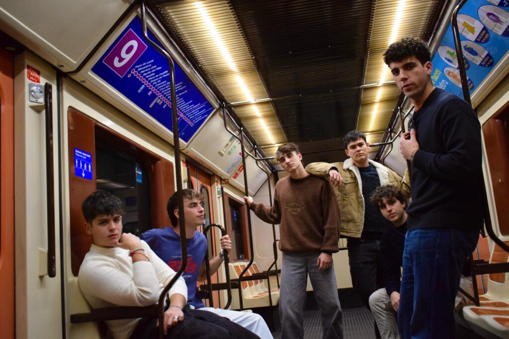 Banda musical Línea 12 en un vagón de Metro