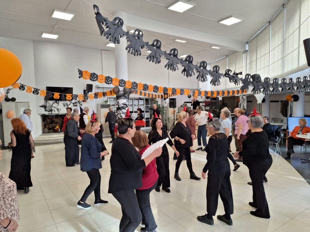 Personas mayores en el baile de la fiesta de Halloween en