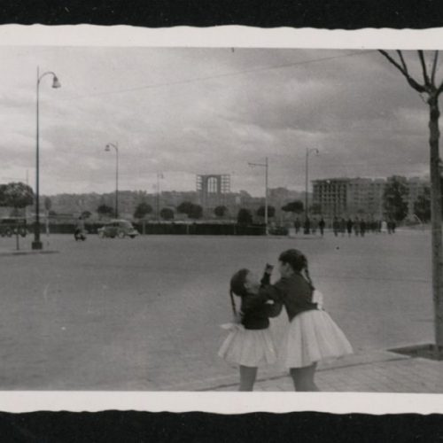 Jugando en el solar del Santiago Bernabeu 1942 Memoria de Madrid