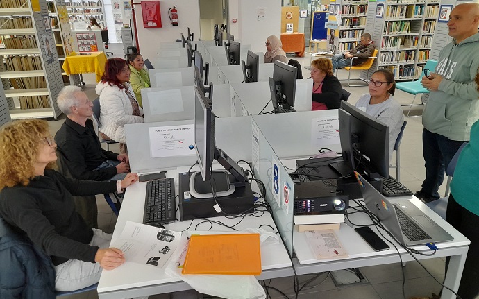 Taller de competencias digitales en una biblioteca pública municipal