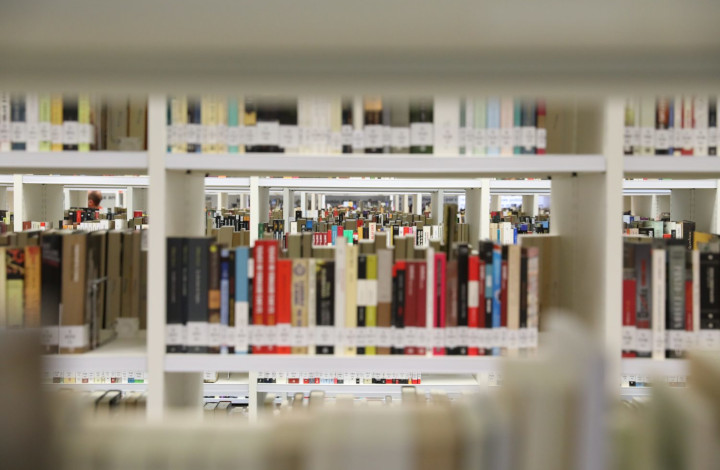 Libros sobre estanterías de una biblioteca