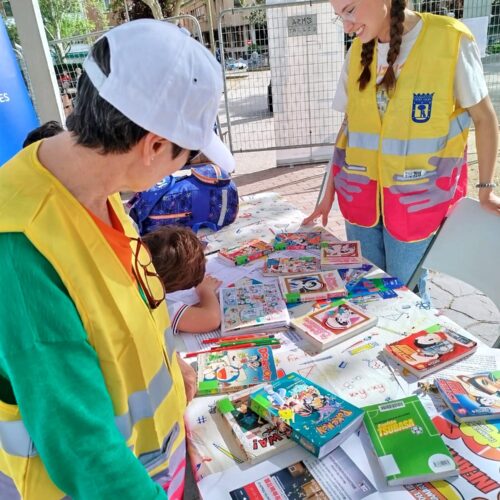 Voluntarios por Madrid en el taller de libros