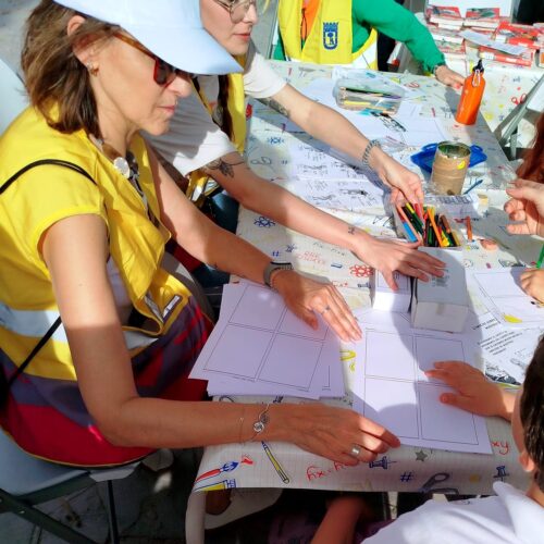 Voluntarios de Madrid en el taller de comics con hojas con viñetas
