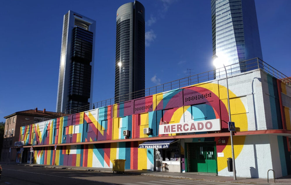 Exterior del mercado de San Cristóbal con las cuatro torres de fondo