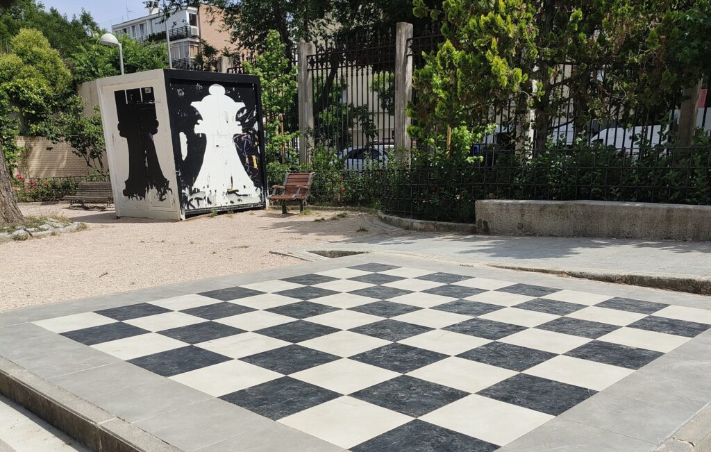 Tablero de ajedrez gigante en un parque