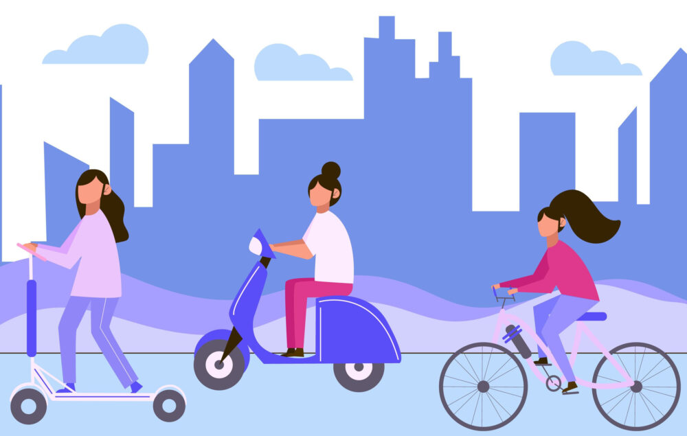 Ilustración de una ciudad con tres mujeres moviendose en patínete, moto y bicicleta