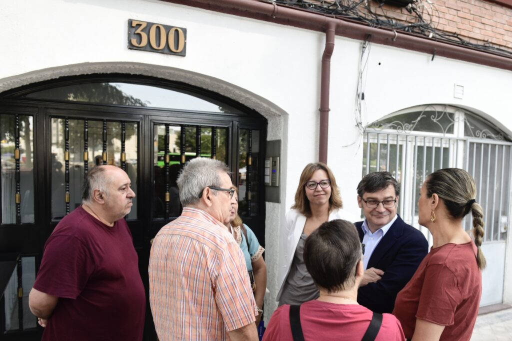 Un grupo de personas hablando frente a un portal