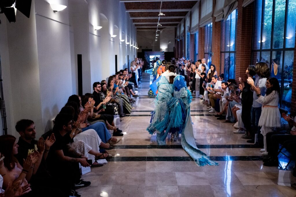 Una mujer con un vestido rojo en una pasarela de moda