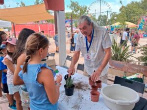 Un grupo de jóvenes durante la jornada de Chamartín se mueve