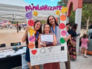 Una familia posando en el photocall