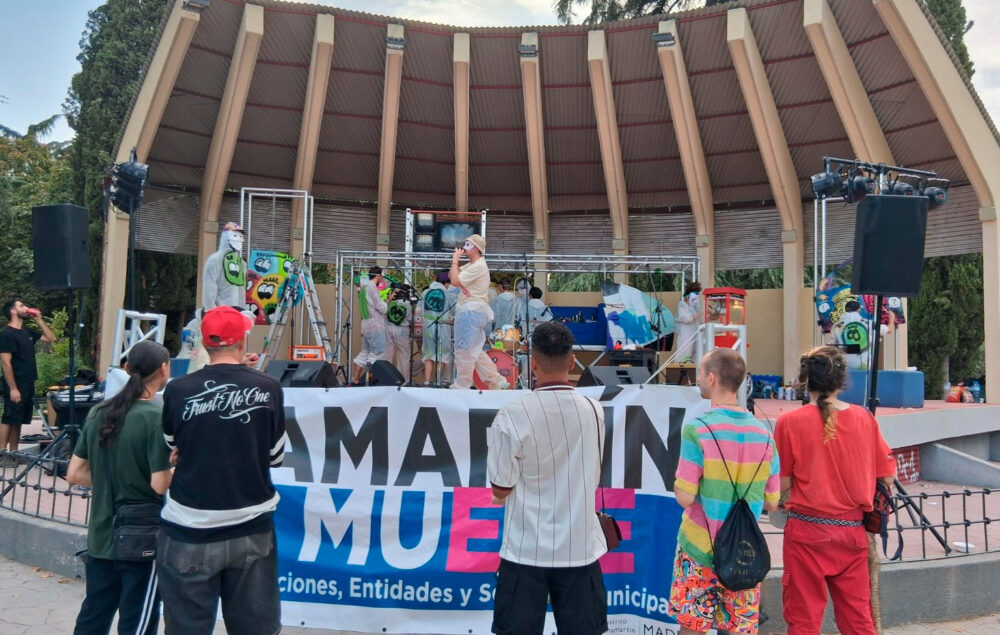 jóvenes frente a un auditorio