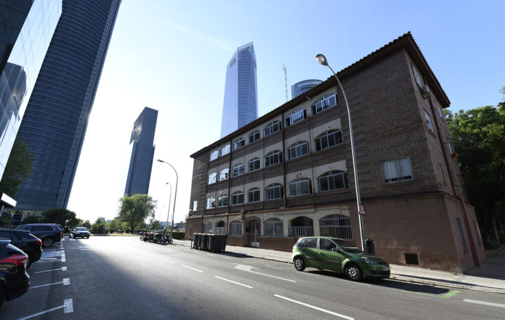 San Cristóbal frente a las Cuatro Torres