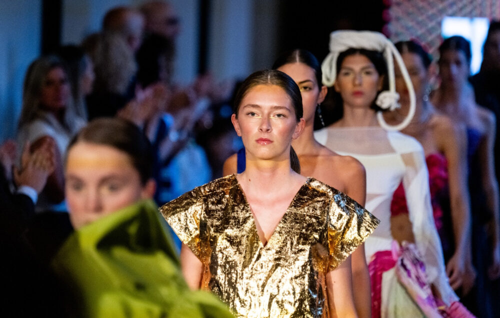 Pase de modelos de cerca con la cara de las mujeres