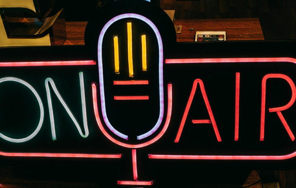 Imagen de un neon de radio con el texto on air