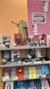 Estantería con libros de novela negra