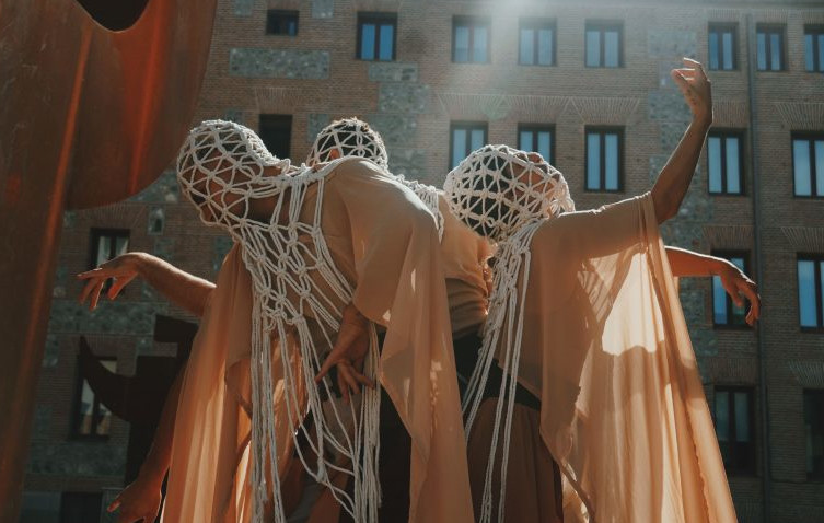 Unas mujeres con trajes claros y redes bailando