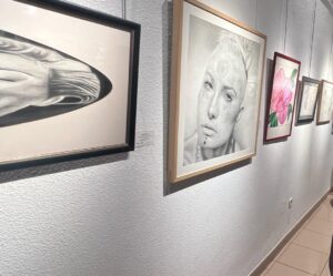 Grabados expuestos en una pared