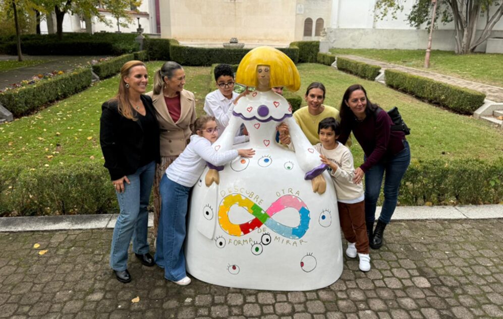 Los diseñadores de la menina posando con la concejala