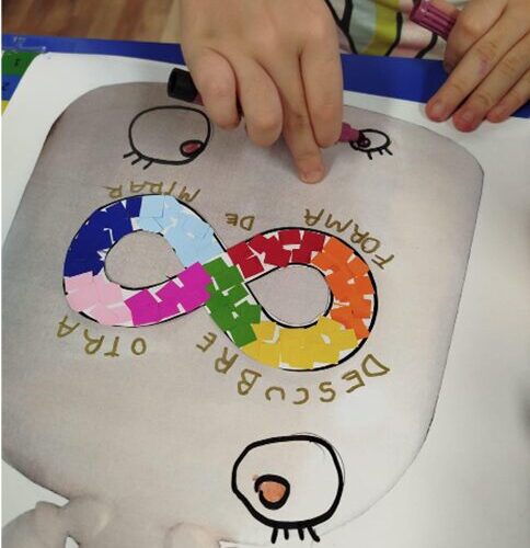 Niños diseñando la decoración de la menina