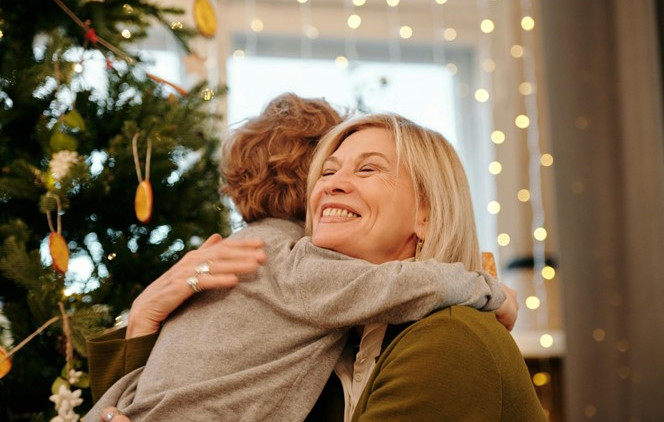 Una abuela abrazando a su nieto en Navidad