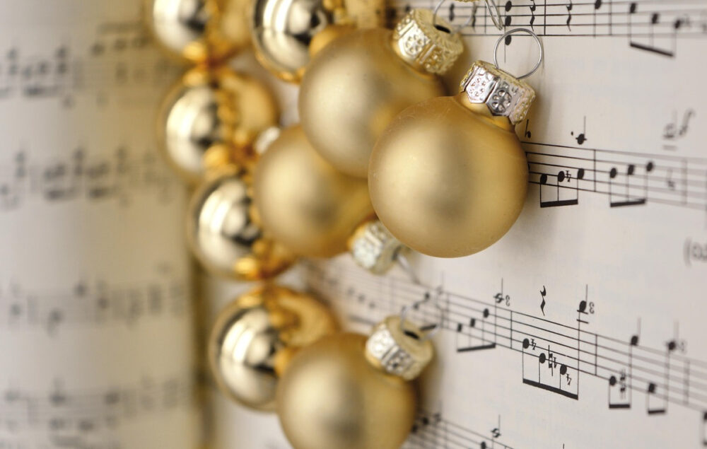 bolas de navidad sobre un cuaderno de música