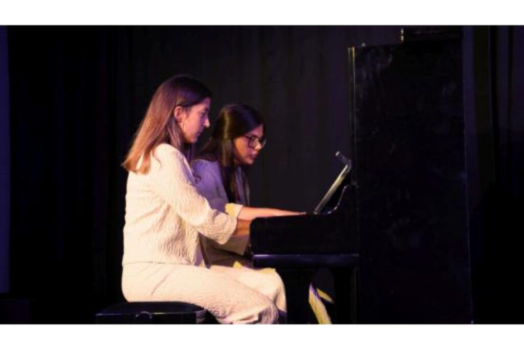 Dos chicas tocando el piano