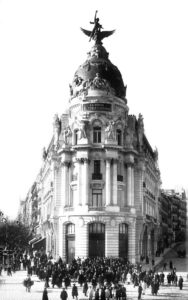 Fotografía en blanco y negro del edificio Metrópolis