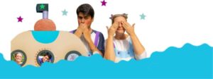 Un chico y una chica en un escenario de teatro infantil con un submarino