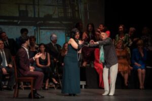 Escena de una zarzuela con actores sobre un escenario bailando