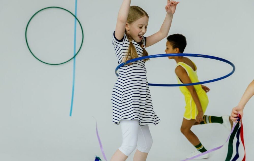 niños en movimiento bailando y jugando