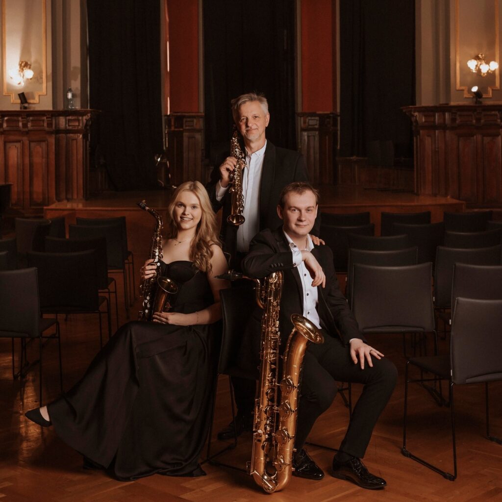 Tres músicos posando sobre un fondo elegante