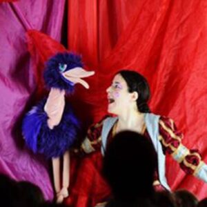 Una mujer sostiene una marioneta