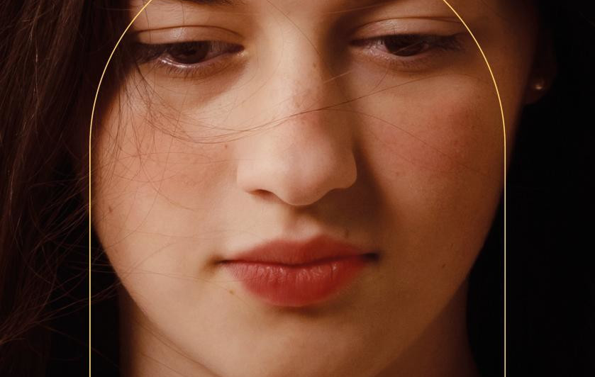 cartel de la película los domingos en la que aparece la protagonista con mirada reflexiva