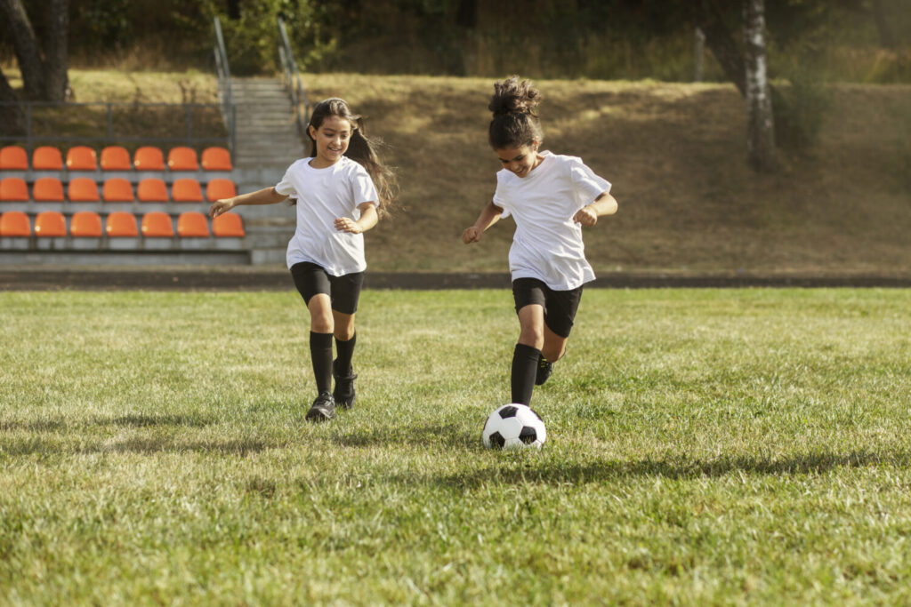 niñas jugando a fútbol