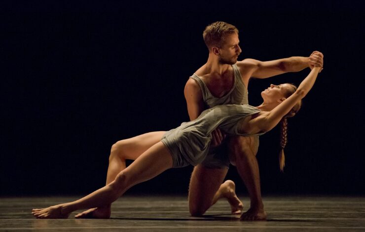 Un hombre y una mujer bailando sobre un escenario