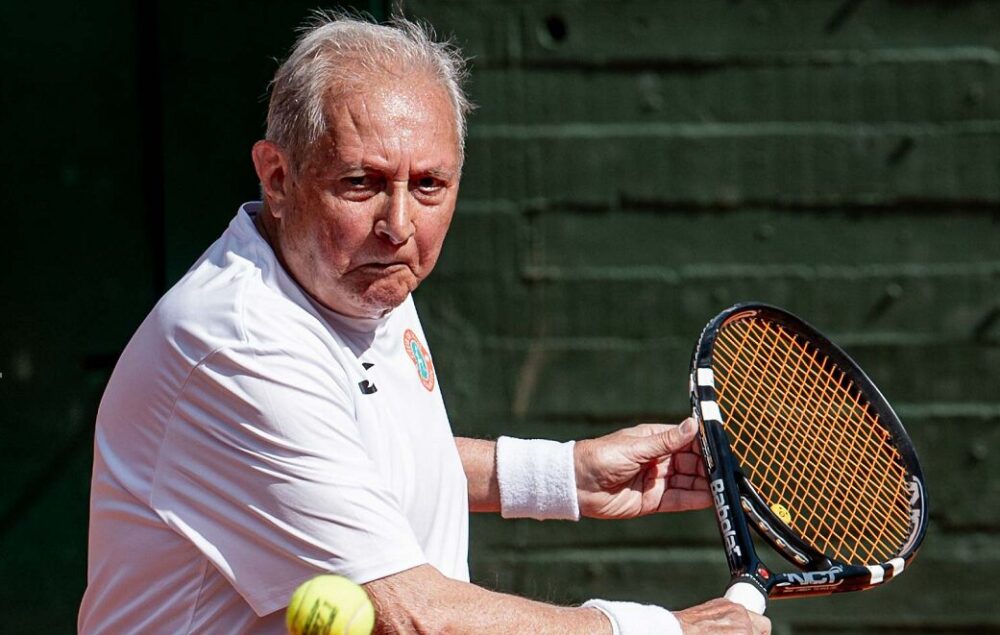 Felix Candela jugando un revés con la raqueta de tenis