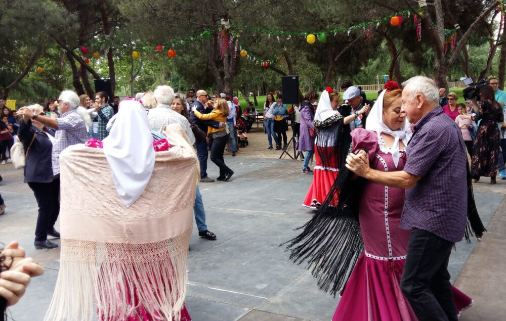 Personas mayores bailando chotis en la pradera de san isidro