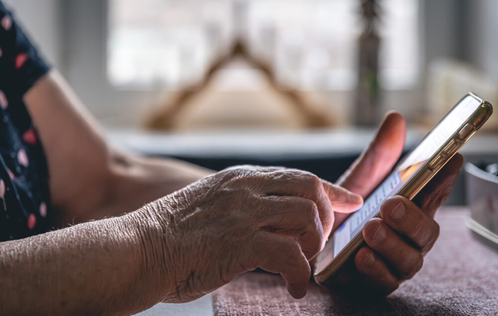 Una mujer mayor utilizando un teléfono móvil