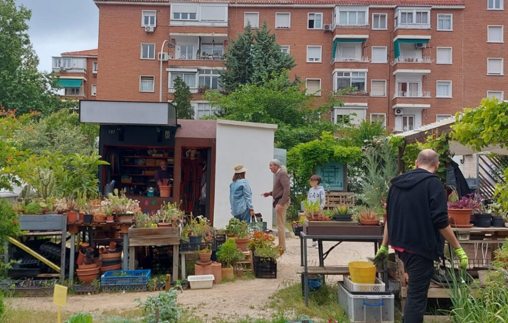 Unas personas trabajando en un huerto urbano
